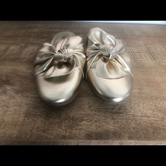 Classic Move Gold Slip On Loafers - Size 8 - Picture 2 of 14